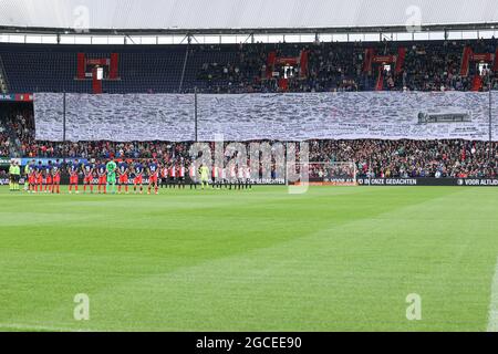 Rotterdam, Niederlande. August 2021. ROTTERDAM, NIEDERLANDE - 8. AUGUST: Ein Banner zur Erinnerung an verstorgene Fans und Unterstützer wird während des Vorsaison-Freundschaftsspiel zwischen Feyenoord und Atletico Madrid am 8. August 2021 in De Kuip in Rotterdam, Niederlande, gezeigt (Foto von Herman Dingler/Orange Picters) Quelle: Orange Pics BV/Alamy Live News Stockfoto