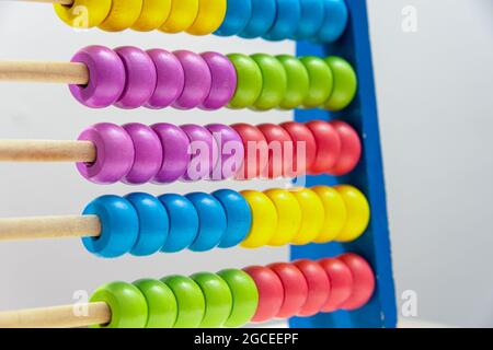 Bunte Abakus auf weißem Hintergrund, Konzept des Lernens und zurück zur Schule. Stockfoto