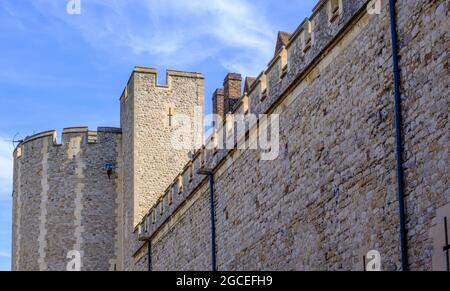 Staycation Idee. Oberer Abschnitt des Beauchamp Tower, erbaut 1280. Es ist Teil der Backstein- und Steinmauer zum Tower of London. Stockfoto