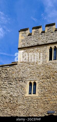 Staycation. Detail des Blutigen Turms der 21 Türme des Tower of London Komplexes. Erbaut in den frühen 1220er Jahren während der Herrschaft von König Heinrich III.. Stockfoto