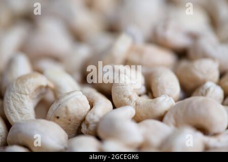 Nahaufnahme von Cashewnüssen auf einem Teller Stockfoto