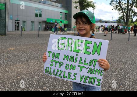 8. August 2021; Stade Geoffroy-Guichard , Saint-&#xc9;tienne, Frankreich. Fußball der französischen Liga 1, ALS Saint Etienne gegen FC Lorient; ASSE Fan vor dem Stadion. Stockfoto