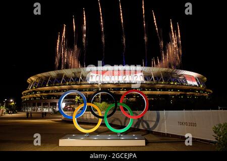 Tokio, Japan. August 2021. Feuerwerk über dem Olympiastadion im Vordergrund die Olympischen Ringe, Abschlusszeremonie im Olympiastadion, Abschlusszeremonie Olympiastadion, an den Olympischen Sommerspielen 08.08.2021 2020, ab 23.07. - 08.08.2021 in Tokio/Japan. â Credit: dpa/Alamy Live News Stockfoto