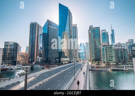 21. Februar 2021, Dubai, VAE: Panoramasicht auf das Viertel der Dubai Marina mit Wolkenkratzern und einer Brücke über den Hafen Stockfoto