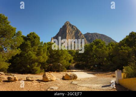 Puig Campana ist ein Berg, der Teil des Präbaetic-Systems im Südosten Spaniens ist. Mit einer Höhe von 1,406 Metern ist er der zweithöchste Stockfoto