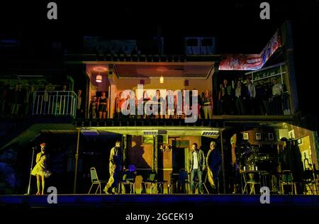 Vorne, l-r: Clare Presland (Margret), Tom Randle (Captain), Leigh Melrose (Wozzeck), James Morris (Doctor) in WOZZECK von Alban Berg an der English National Opera (ENO), London Coliseum, London WC2 11/05/2013 nach dem Stück ‘Woyzeck’ von George Buchner Dirigent: Edward Gardner Bühnenbild: Tom Scutt Kostüme: Naomi Wilkinson Choreographie Beleuchtung: Jon Clarke Ann Yee Regie: Carrie Cracknell Stockfoto