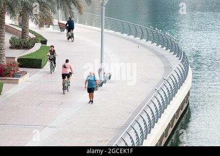 21. Februar 2021, Dubai, VAE: Die Menschen sind in der Fitness engagiert - Laufen, Wandern und Radfahren entlang der Uferpromenade in Dubai Marina Stockfoto