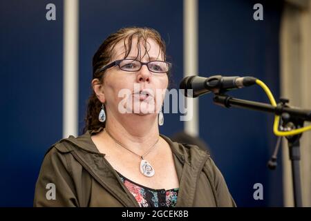 Janet Donnelly, Tochter des Opfers Joseph Murphy, sprach bei Kardinal O'Donnell's GAC während des jährlichen Time for Truth march in Belfast zum 50. Jahrestag der Gräueltaten vor den Familien und Unterstützern der zehn Opfer, die 1971 von britischen Soldaten in Ballymurphy getötet wurden. Den Familien schlossen sich Opfer aller Seiten der Schwierigkeiten an, um ihre Ablehnung eines vorgeschlagenen Verjährungsstatuts für die Strafverfolgung zu zeigen. Stockfoto