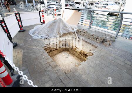 21. Februar 2021, Dubai, VAE: Ausgrabungen auf dem Bürgersteig an der Dubai Marina Promenade Stockfoto