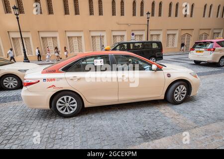 22. Februar 2021, Dubai, VAE: Das berühmte Dubai beige Taxi fährt auf den Straßen der Stadt im Marina-Bereich Stockfoto