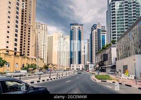 22. Februar 2021, Dubai, VAE: Panoramasicht auf das Viertel der Dubai Marina mit Wolkenkratzern und Asphaltstraße Stockfoto