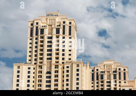 22. Februar 2021, Dubai, VAE: Hilton Hotelgebäude als Wohnimmobilien und Stadtentwicklung - Nahaufnahme Stockfoto