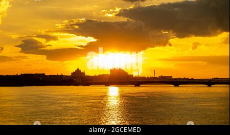 Farbenfroher Sonnenaufgang, 4:29 UHR, Neva-Fluss, Silhouette des Pirogovskaya-Damms, St. Petersburg, Russland Stockfoto