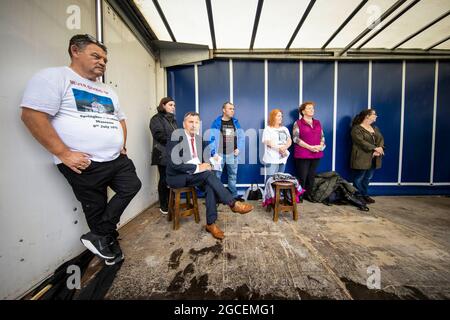 John Teggart (sitzend), dessen Vater Daniel in Ballymurphy getötet wurde, zusammen mit anderen Familienmitgliedern von einigen der zehn Opfer, die 1971 von britischen Soldaten in Ballymurphy während des jährlichen Time for Truth march in Belfast im GAC von Kardinal O'Donnell anlässlich des 50. Jahrestages der Gräueltaten getötet wurden. Den Familien von Ballymurphy wurden Opfer von allen Seiten der Schwierigkeiten beigetreten, um ihre Ablehnung eines vorgeschlagenen Verjährungsstatuts für frühere Strafverfolgungen zu zeigen. Stockfoto