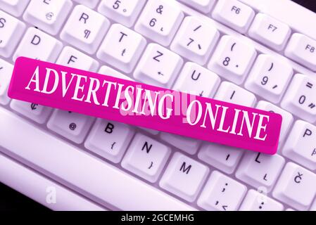 Hand schreiben Zeichen Online-Werbung. Business Schaufenster Marketing-Strategie, die die Verwendung des Internet Eingabe schwieriger Programm-Codes beinhaltet Stockfoto