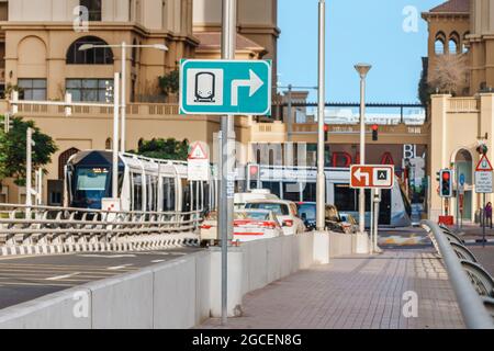 21. Februar 2021, Dubai, VAE: Die Straßenbahnlinie verläuft entlang der Dubai Marina Bay und ist eine beliebte öffentliche Transportstrecke Stockfoto