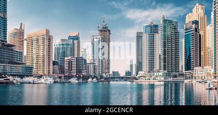 Panoramablick auf das Viertel der Dubai Marina mit Wolkenkratzern, in denen sich Residenzen und Hotels befinden Stockfoto