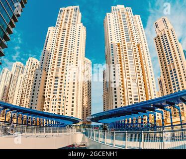 21. Februar 2021, Dubai, VAE: Jumeirah Beach Residence und Fußgängerbrücke in origineller Architektur in Dubai. Wohnimmobilien und Entwicklung Stockfoto