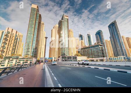 21. Februar 2021, Dubai, VAE: Panoramasicht auf das Viertel der Dubai Marina mit Wolkenkratzern und einer Brücke über den Hafen Stockfoto