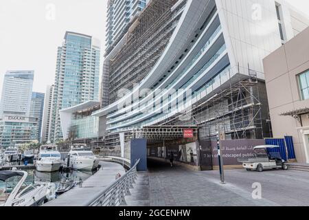 21. Februar 2021, Dubai, VAE: Ein Fußgängerweg mit Gerüsten in der Nähe eines im Bau befindlichen Hauses in Dubai Marina Stockfoto