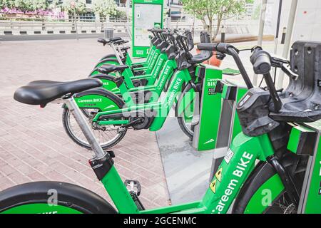 21. Februar 2021, Dubai, VAE: Parken von umweltfreundlichen Elektrofahrrädern zur Miete durch careem und Dubai Transport System rta Stockfoto