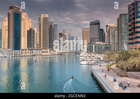 22. Februar 2021, Dubai, VAE: Modernes und entwickeltes Marina-Viertel von Dubai mit hohen Wolkenkratzern und Gewerbe- und Wohnimmobilien. Stockfoto