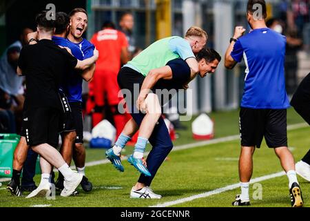 08. August 2021, Baden-Württemberg, Mannheim: Fußball: DFB-Pokal, SV Waldhof Mannheim - Eintracht Frankfurt, 1. Runde, Carl-Benz-Stadion. Mannheims Trainer Patrick Glöckner (M) freut sich über den Sieg mit den Spielern. (WICHTIGER HINWEIS: Gemäß den Bestimmungen der DFL-Bundesliga und des DFB-Bundesfußballverbands ist es untersagt, im Stadion und/oder des Spiels aufgenommene Fotos in Form von Sequenzbildern und/oder videoähnlichen Fotoserien zu verwenden oder zu verwenden). Foto: Uwe Anspach/dpa - WICHTIGER HINWEIS: Gemäß den Vorschriften der DFL Deutsche Fußba Stockfoto