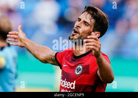 08. August 2021, Baden-Württemberg, Mannheim: Fußball: DFB-Pokal, SV Waldhof Mannheim - Eintracht Frankfurt, 1. Runde, Carl-Benz-Stadion. Die Frankfurter Goncalo Pacienca-Gesten. (WICHTIGER HINWEIS: Gemäß den Bestimmungen der DFL Deutsche Fußball Liga und des DFB Deutscher Fußball-Bund ist es untersagt, im Stadion und/oder vom Spiel aufgenommene Fotos in Form von Sequenzbildern und/oder videoähnlichen Fotoserien zu verwenden oder zu verwenden). Foto: Uwe Anspach/dpa - WICHTIGER HINWEIS: Gemäß den Vorschriften der DFL Deutsche Fußball Liga und/oder des DFB Deutscher Fußball-Bund Stockfoto