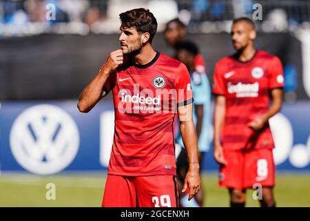 08. August 2021, Baden-Württemberg, Mannheim: Fußball: DFB-Pokal, SV Waldhof Mannheim - Eintracht Frankfurt, 1. Runde, Carl-Benz-Stadion. Die Frankfurter Goncalo Pacienca-Gesten. (WICHTIGER HINWEIS: Gemäß den Bestimmungen der DFL Deutsche Fußball Liga und des DFB Deutscher Fußball-Bund ist es untersagt, im Stadion und/oder vom Spiel aufgenommene Fotos in Form von Sequenzbildern und/oder videoähnlichen Fotoserien zu verwenden oder zu verwenden). Foto: Uwe Anspach/dpa - WICHTIGER HINWEIS: Gemäß den Vorschriften der DFL Deutsche Fußball Liga und/oder des DFB Deutscher Fußball-Bund Stockfoto