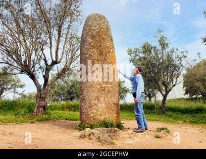 In der Nähe von Evora, Bezirk Evora, Alentejo, Portugal. Der isolierte Menir dos Almendres neolithischer stehender Stein, der etwa 4.5 Meter oder 14.7 Meter beträgt Stockfoto