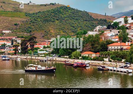 Ausflugsboot auf dem Douro River, Pinhao, Vila Real District, Portugal. Die Weinregion Alto Douro ist ein UNESCO-Weltkulturerbe. Stockfoto