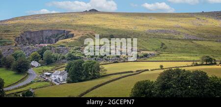 Panoramablick auf den verlassenen Merrivale Granitbruch mit Sonne, die am 30. Juli 2021 über Dartmoor in Merrivale, Dartmoor, Devon, Großbritannien, hinwegfegt Stockfoto