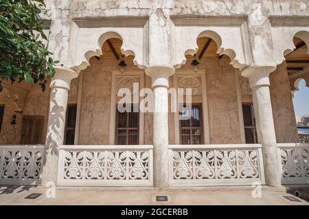 23. Februar 2021, Dubai, VAE: Majestätische Architektur des berühmten Hauses von Sheikh Said Al Maktoum im traditionellen arabischen Stil, in dem sich heute das Museum befindet Stockfoto