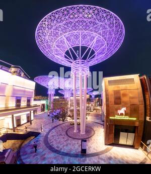 22. Februar 2021, Dubai, VAE: Berühmte Touristenattraktion in Dubai - Neon futuristische Superbäume aus glühendem Metall auf der bluewaters Island. Stockfoto