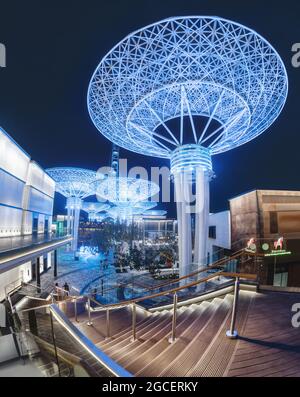 22. Februar 2021, Dubai, VAE: Beliebte Touristenattraktion in Dubai - Neon futuristische Superbäume aus glühendem Metall auf Blue Waters Island. Stockfoto