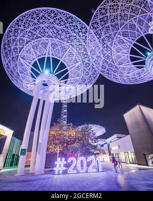 22. Februar 2021, Dubai, VAE: Beliebte Touristenattraktion in Dubai - Neon futuristische Superbäume aus glühendem Metall auf Blue Waters Island. Stockfoto