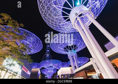 22. Februar 2021, Dubai, VAE: Beliebte Touristenattraktion in Dubai - Gasse aus glühenden Metall, die auf der Blue Waters Island dekotativ ist. Tolles Hotel für mich Stockfoto