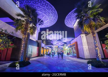 22. Februar 2021, Dubai, VAE: Beliebte Touristenattraktion in Dubai - Gasse aus glühenden Metall, die auf der Blue Waters Island dekotativ ist. Tolles Hotel für mich Stockfoto