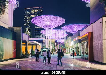 22. Februar 2021, Dubai, VAE: Beliebte Touristenattraktion in Dubai - Gasse aus glühenden Metall, die auf der Blue Waters Island dekotativ ist. Tolles Hotel für mich Stockfoto