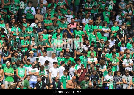 8. August 2021; Stade Geoffroy-Guichard, Saint-&#xc9;tienne, Frankreich. Fußball der französischen Liga 1, ALS Saint Etienne gegen den FC Lorient; vermasselte Fans von Saint-Etienne. Stockfoto