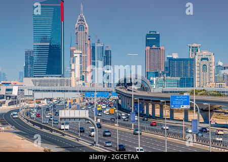 Luftaufnahme der berühmten Sheikh Zayed Road mit starkem Verkehr und Metro- und Straßenbahnschienen sowie zahlreichen Hochhäusern am Horizont. Transport und Stockfoto