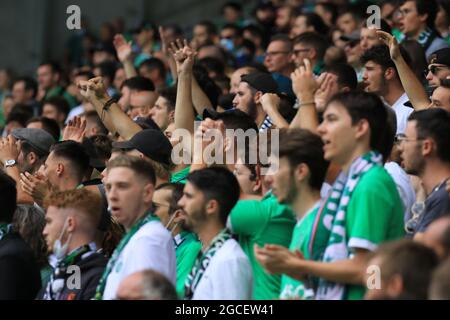 8. August 2021; Stade Geoffroy-Guichard, Saint-&#xc9;tienne, Frankreich. Fußball der französischen Liga 1, ALS Saint Etienne gegen FC Lorient; ASSE-Fans Stockfoto