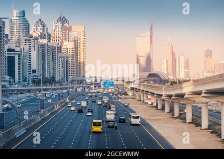 Luftaufnahme der berühmten Sheikh Zayed Road mit Autoverkehr und U-Bahn-Schienen und zahlreichen Wolkenkratzern in Dubai Marina Stockfoto