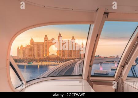Blick auf das berühmte Atlantis Hotel aus dem Taxi eines modernen Monorail-Zuges während der Fahrt auf der künstlichen Palm Jumeirah Island in Dubai Stockfoto
