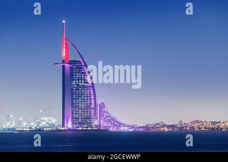 23. Februar 2021, Dubai, VAE: Burj Al Arab beleuchtetes Hotel in der Nacht. Reiseziele und Urlaub in Dubai Stockfoto