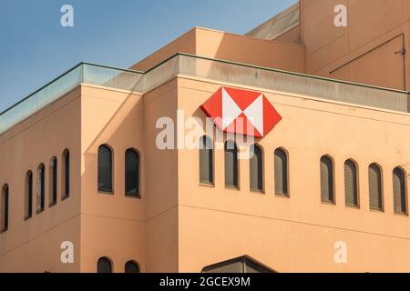 23. Februar 2021, Dubai, VAE: HSBC hält das Logo der Finanz- und Bankinstitute an der Fassade eines alten arabischen Gebäudes im Bur Dubai District Stockfoto