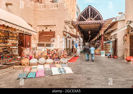 23. Februar 2021, Dubai, VAE: Old Bur Dubai Souk Market in Creek District. Verkäufer und Händler mit Waren, Textilien und Souvenirs Stockfoto