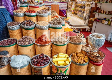 23. Februar 2021, Dubai, VAE: Verschiedene Gewürze in den Regalen des alten Marktes und Basars im Bur Dubai Creek Stockfoto