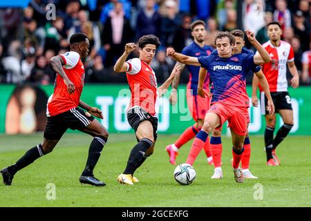 ROTTERDAM, NIEDERLANDE - 8. AUGUST: Joao Teixeira von Feyenoord, Javier Serrano von Atletico Madrid während des Vorsaison-Freundschaftsspiel zwischen Feyenoord und Atletico Madrid am 8. August 2021 in De Kuip in Rotterdam, Niederlande (Foto: Herman Dingler/Orange Picts) Stockfoto