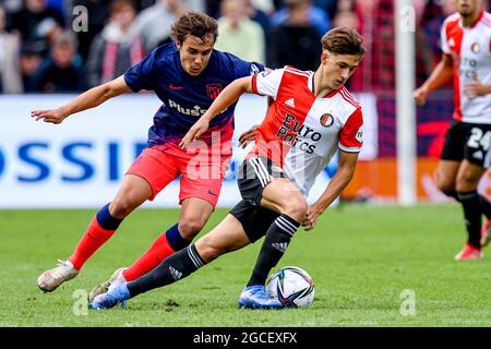 ROTTERDAM, NIEDERLANDE - 8. AUGUST: Lennard Hartjes von Feyenoord, Javier Serrano von Atletico Madrid während des Vorsaison-Freundschaftsspiel zwischen Feyenoord und Atletico Madrid am 8. August 2021 in De Kuip in Rotterdam, Niederlande (Foto: Herman Dingler/Orange Picles) Stockfoto